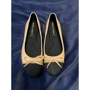 Anne Klein iFlex Flats Women’s 6.5M Nude & Black Cap Toe Bow Chain NWOT